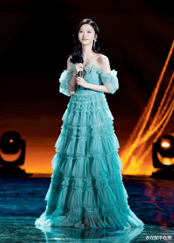 景甜|33岁景甜确实敢穿，海报却遭央视PS，P图技术真可谓天衣无“缝”