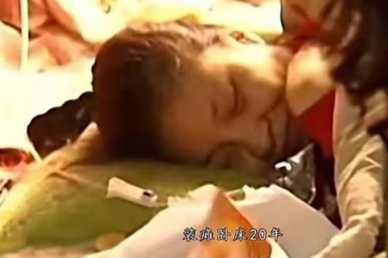 歪妈亲子故事|因母亲过度溺爱，35岁女儿假装瘫痪20年，最后竟“弄假成真”