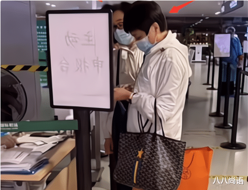 梁安琪|赌王去世后梁安琪变低调，一身裤装打扮现身，知性不失女总裁气场