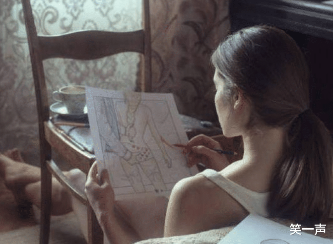 |小姐姐你在画什么呢？看上去很认真的样子，一股子艺术感的气息