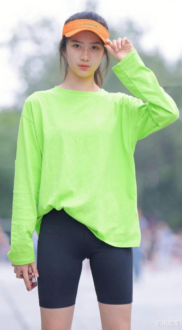 眉眼温柔 打底裤配合亮绿色的张扬感，让小姐姐整体看起来还是非常漂亮