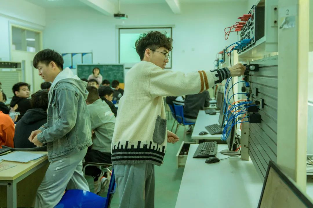 穿衣搭配|招不到工的人力中介:拿什么吸引你,年轻人?