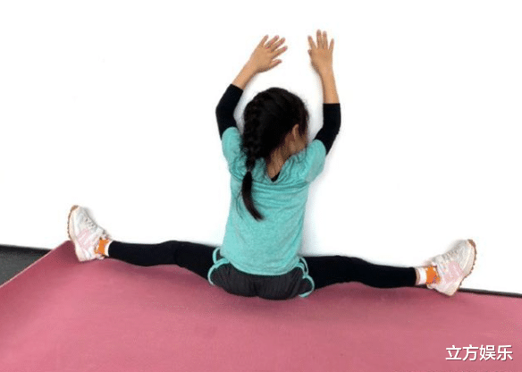 章子怡|章子怡晒女儿滑雪图，闺女上半张脸似爸爸，下半张脸像妈妈！