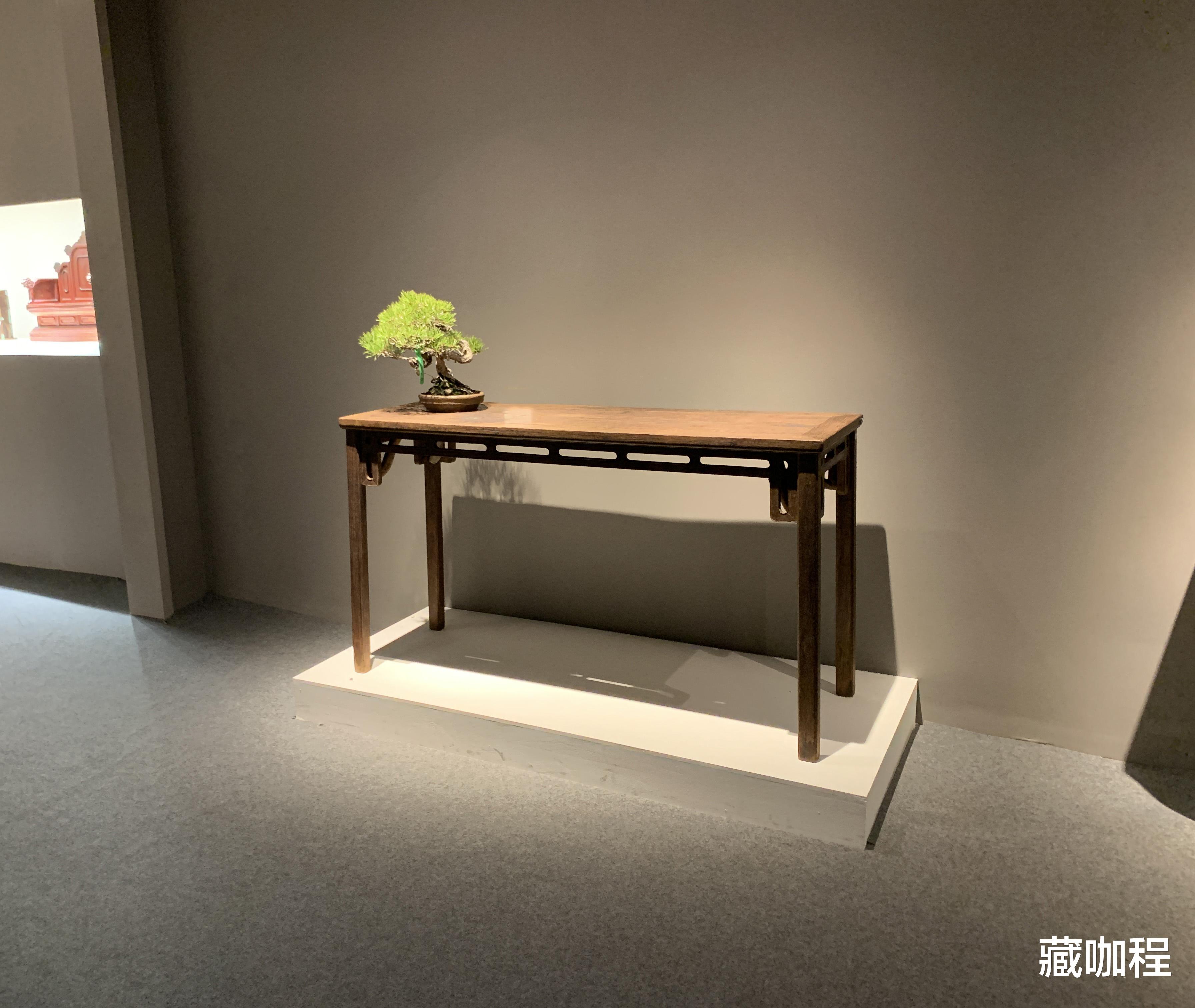 |攒牙板加霸王枨，清黄花梨条桌工不厌精