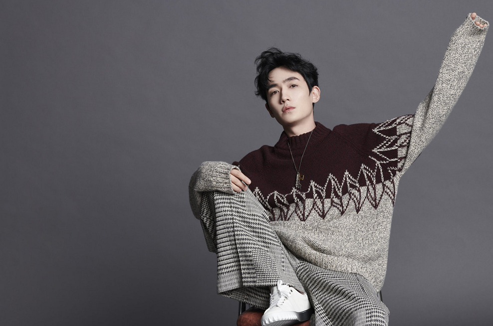 朱一龙|朱一龙现身春晚彩排，弯腰驼背仪态差，精气神不如66岁的成龙