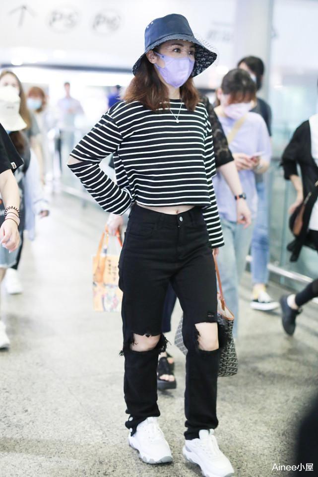 Ainee小屋|阿娇真不在意形象，大码衬衫松垮没型，和身边阿sa一比好显胖