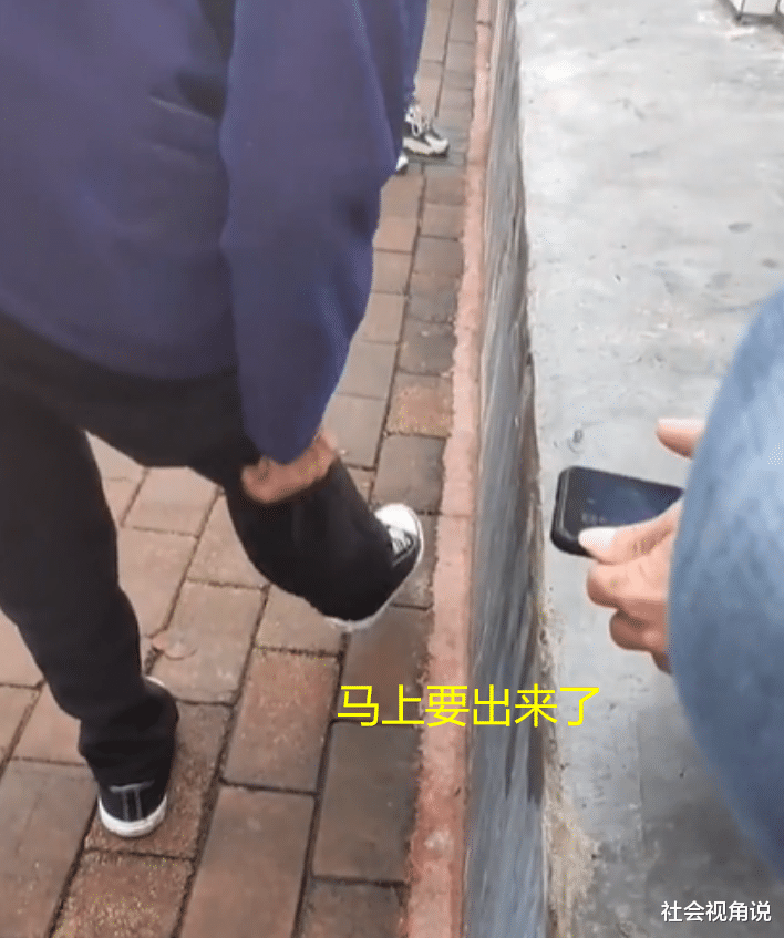 社会视角说 广西：活物突然跑进老人裤子，众人来帮忙，结果掉出拳头大的老鼠