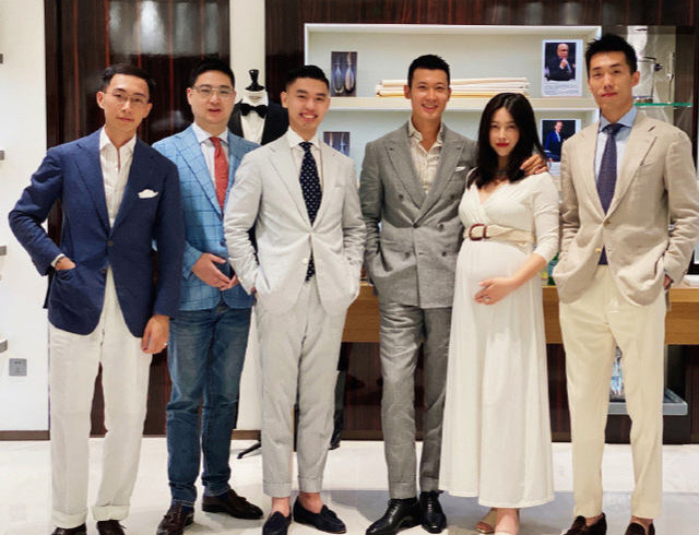 全球时尚风行|朱珠升级当妈真有福气！女儿首曝光颜值不俗，高鼻梁俩梨涡好精致