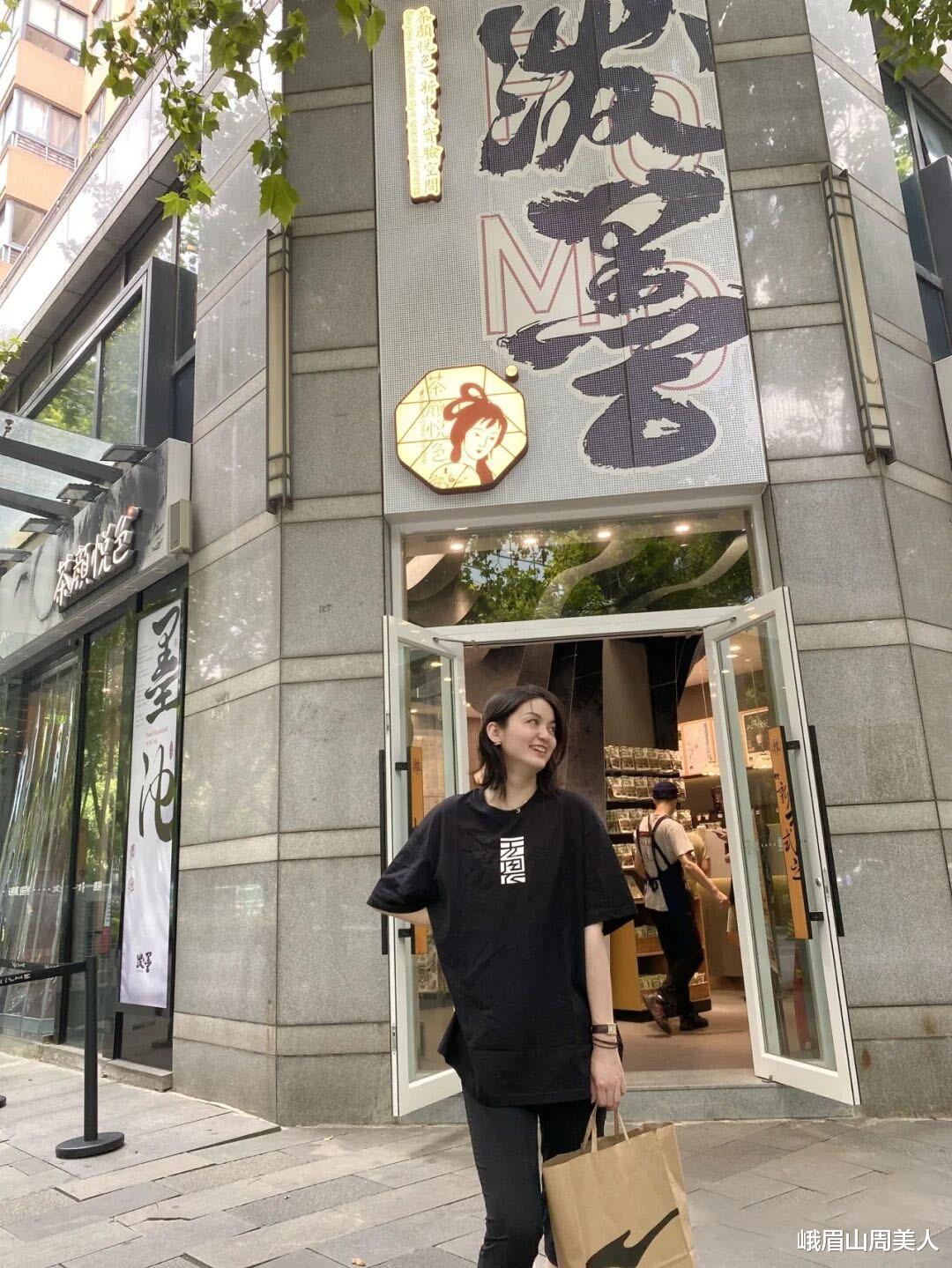 峨眉山周美人|鸿星尔克也太好搭了！百元内T恤就能玩转时髦，一点也不输大牌