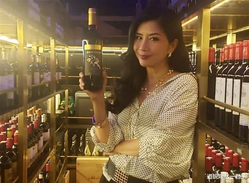 吴家丽|香港艳星吴家丽因爱而伤 58岁活成这样