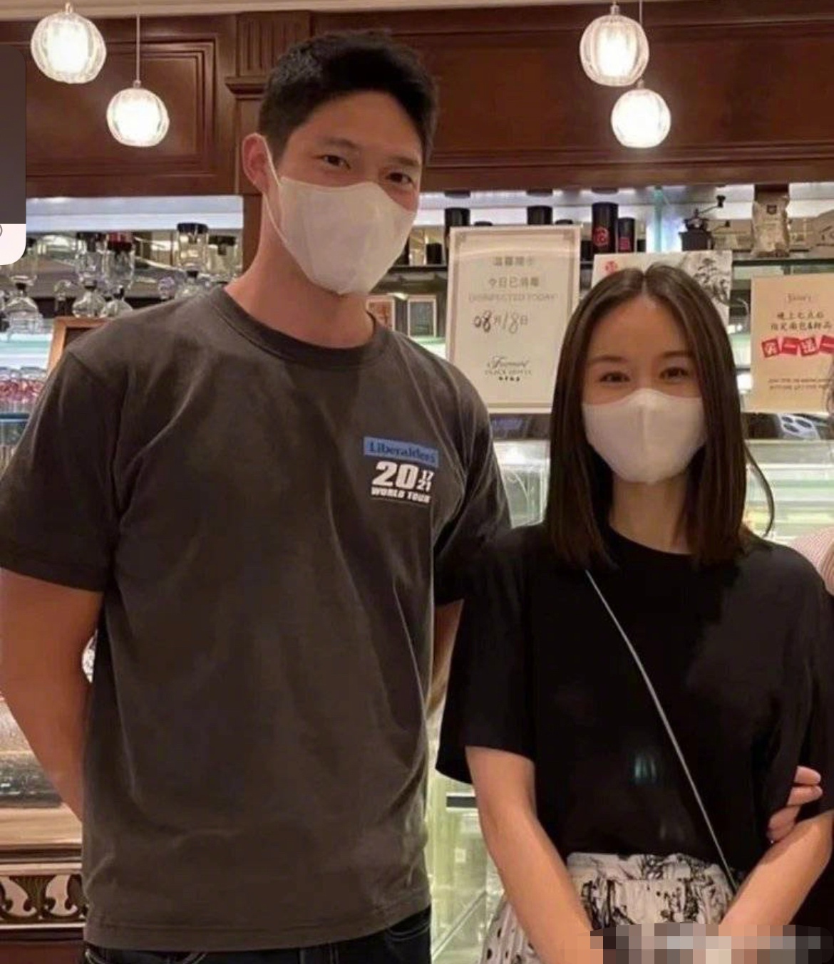 一街拍|网友偶遇王子文吴永恩约会,两人搂腰手拉手逛街,网友:太甜腻!