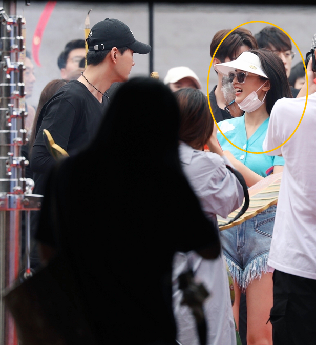 杨超越|电视剧《重紫》开机路透，杨超越徐正溪稳站C位，视线却被他吸引