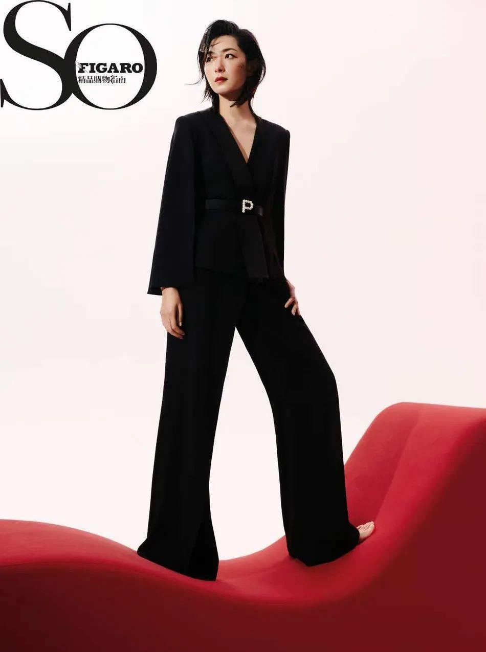 粉色|万茜红色光影的时尚写真超美艳！雪肤玉貌太性感妩媚