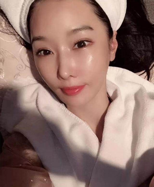 52岁“韩国老阿姨”，和18岁女儿比嫩：你能看出哪个是母亲吗