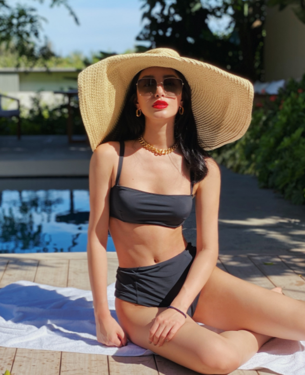 窦骁|29岁杨采钰晒素颜健身照！穿吊带背心炫出腹肌，一双长腿十分健壮