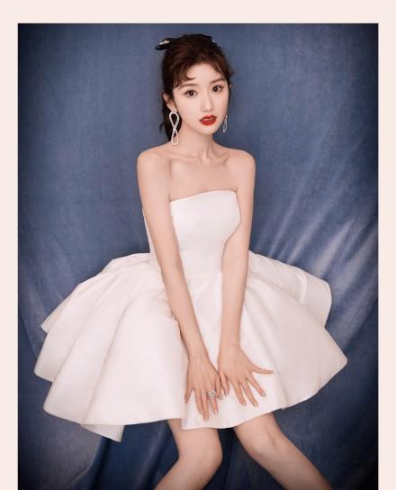 毛晓彤|高马尾+抹胸晚礼裙,毛晓彤这套造型很可爱俏皮,化身甜美公主!