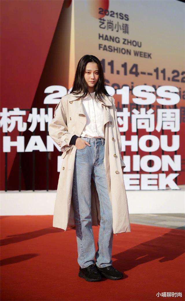 小喵聊时尚|今年的“驼色风衣”都这么穿？上身洋气又显瘦，比你想象中要好看