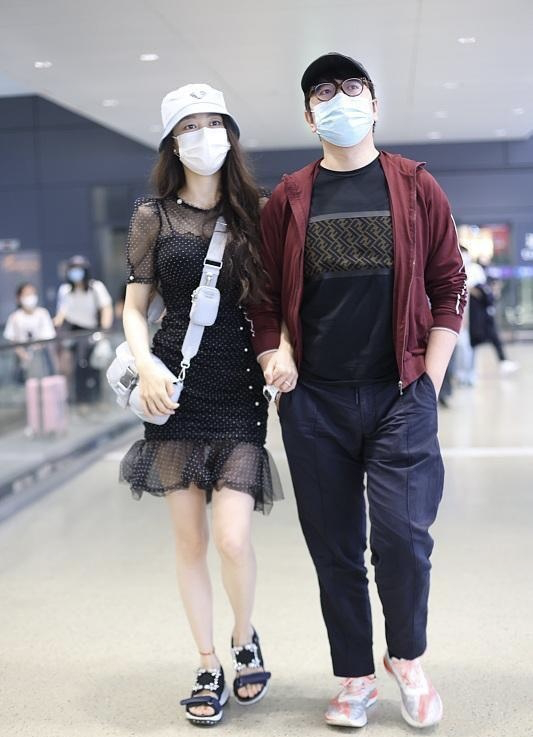 闲鱼有话说|吉娜和郎朗走机场，穿薄纱短裙小蛮腰太抢镜，全程挽着老公不撒手