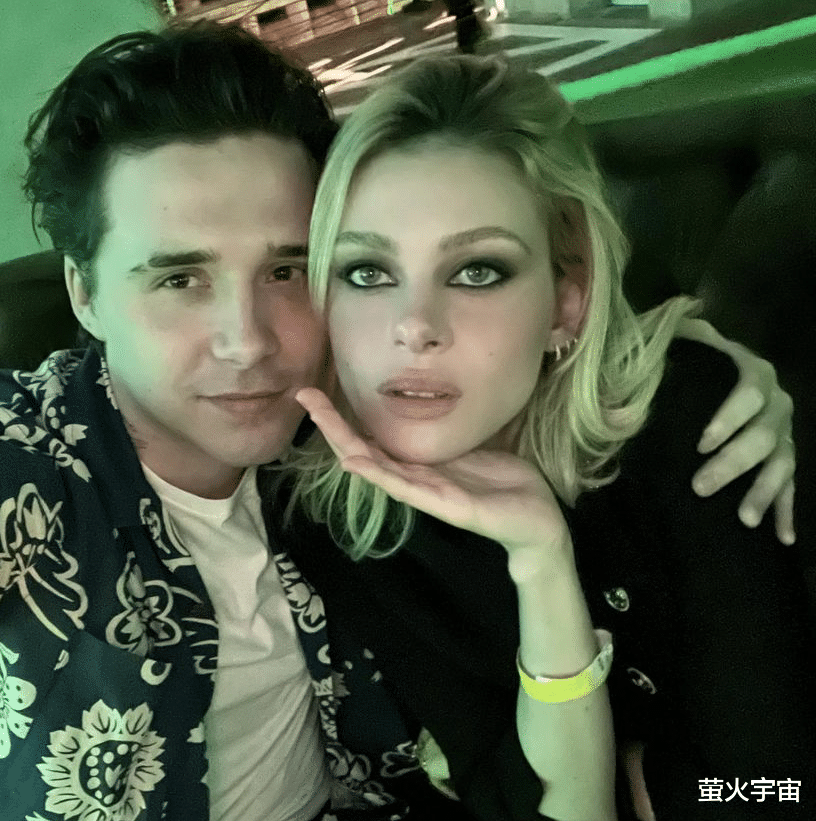 宋智孝|贝克汉姆长子与未婚妻合影，富家女外套配空气裤，黑眼线似大反派