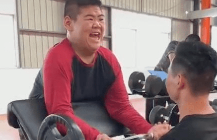 教练|把胃切掉一半，一年狂瘦400斤，史上第一胖的他，如今让人羡慕