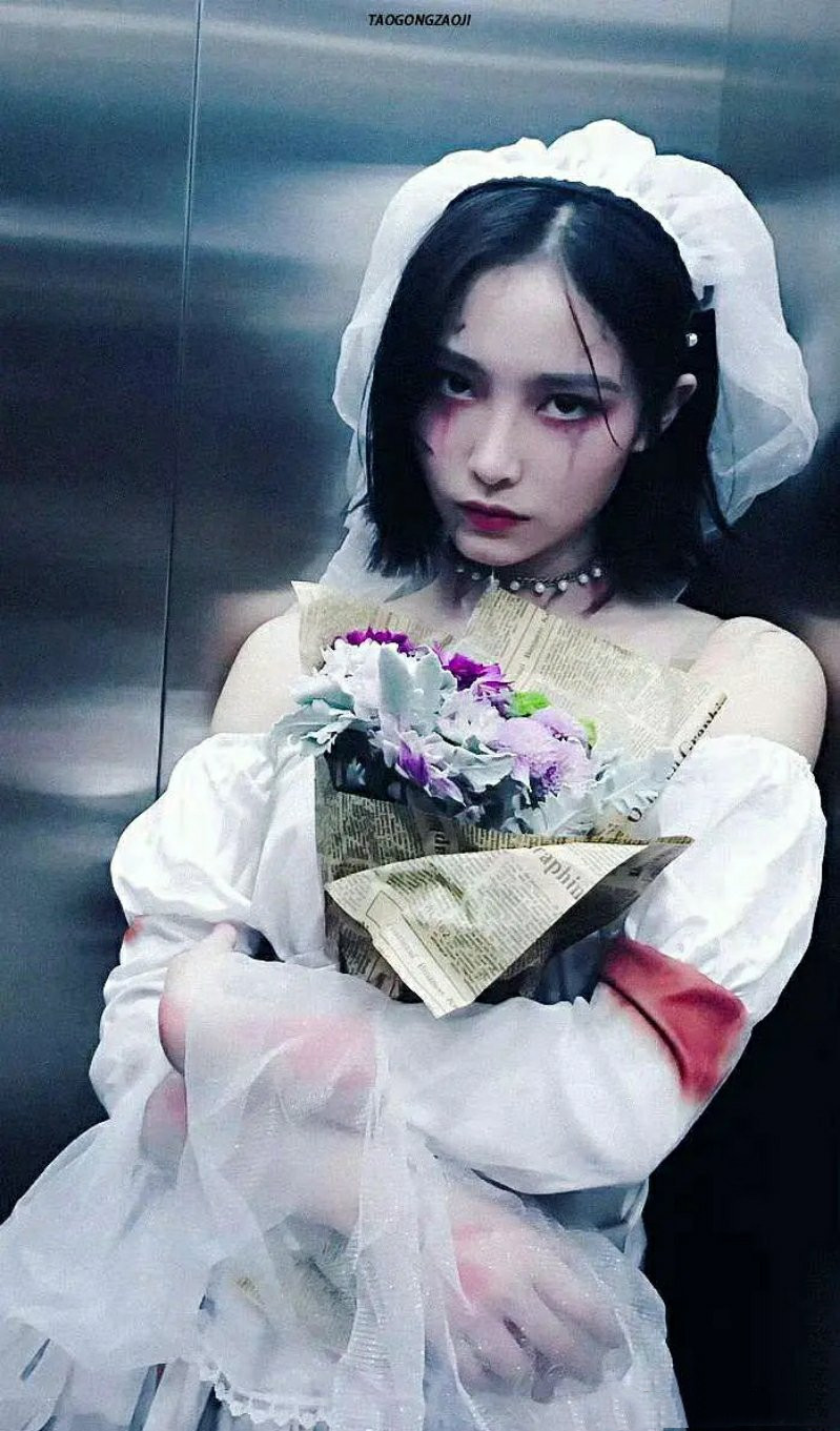 万圣节|女星过万圣节：林允扮红唇恶魔，欧阳娜娜又奶又酷，何超莲陪侄女