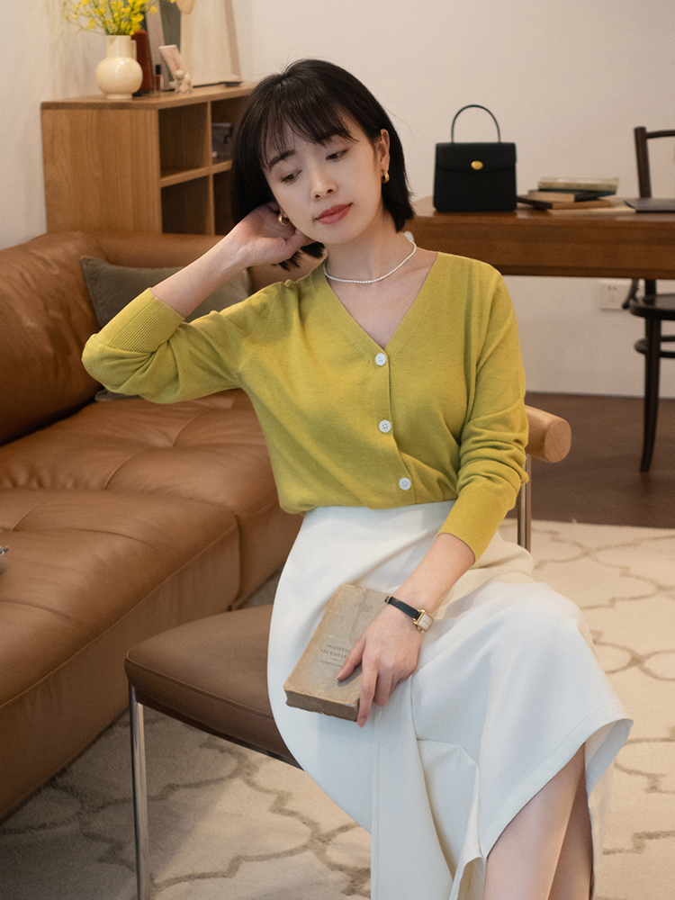 何有强|30+女性这样穿更有魅力！“针织开衫+牛仔裤”，复古优雅又减龄