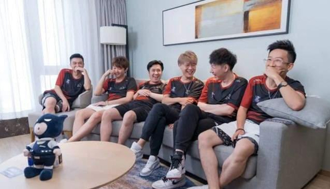 csgo|CSGO：15-0的逆天翻盘！钢盔再次拿下5E全民赛冠军