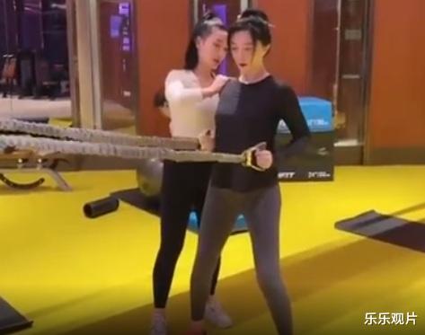 范冰冰|39岁范冰冰穿健美裤做瘦身运动，被女教练的身材成功抢镜