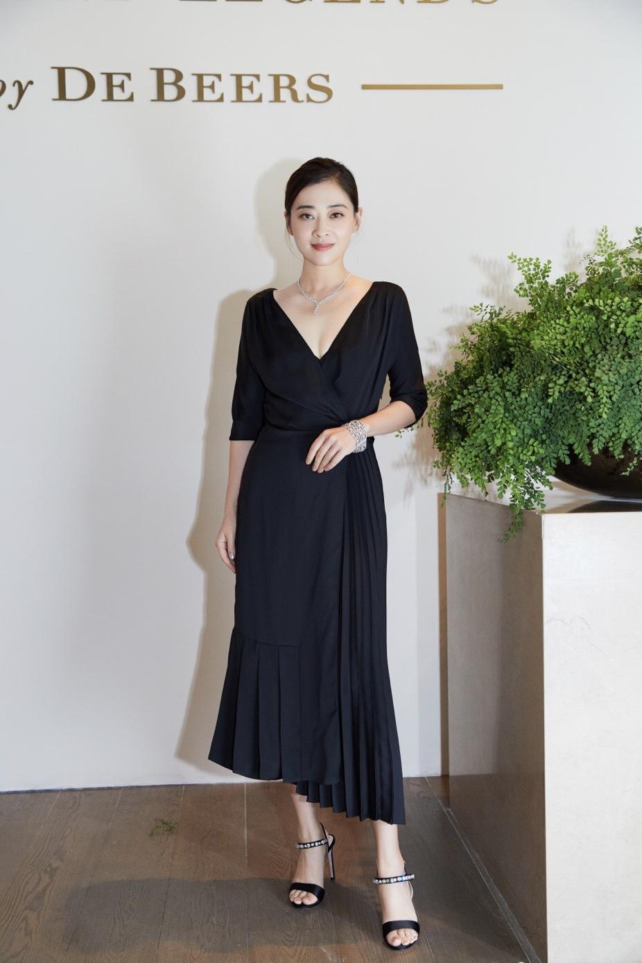 何有强|梅婷46岁仍爱“赶时髦”，穿牛仔连体裤高挑时髦，简约又有气场