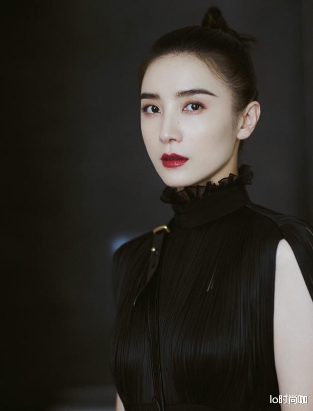lo时尚咖|宋佳40多岁至今未嫁,一身黑裙穿得太大气,少有男人镇得住