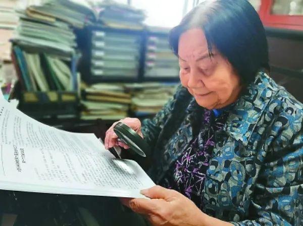 95岁院士全英文演讲,鼓励女性打破天花板!网友:再也不怕老了