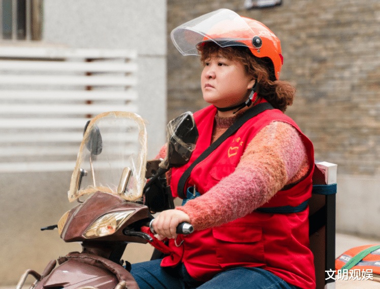 贾玲|贾玲《穿过寒冬拥抱你》热映，谁留意到张小斐？关系好坏一望而知