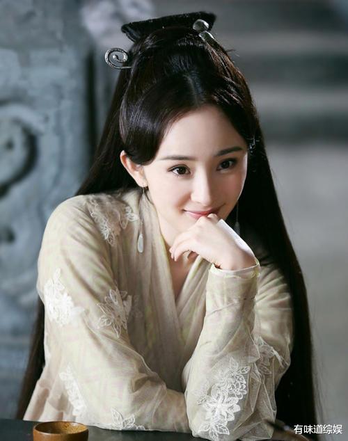 赵薇|赵薇11年前拍的广告中，有谁注意他旁边的女孩，如今火得一塌糊涂