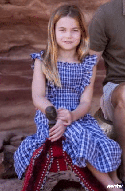 威廉|剑桥一家放出圣诞全家福，威廉凯特都晒黑，路易王子五官长开了