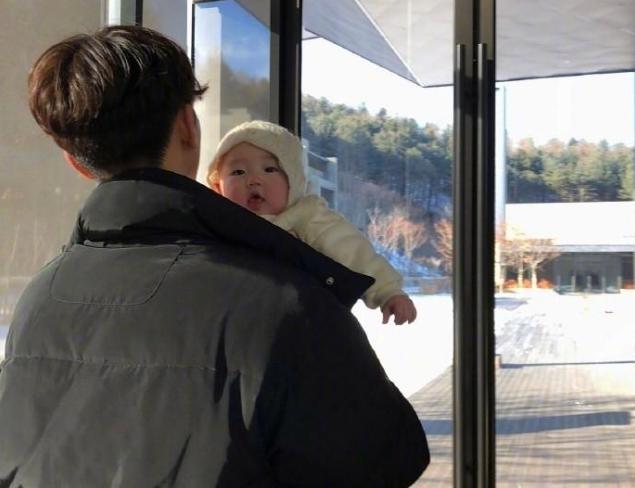 西红柿妈妈|有种伤害叫“徒手抱娃出门”，妈妈是方便了，但很可能会伤到宝宝