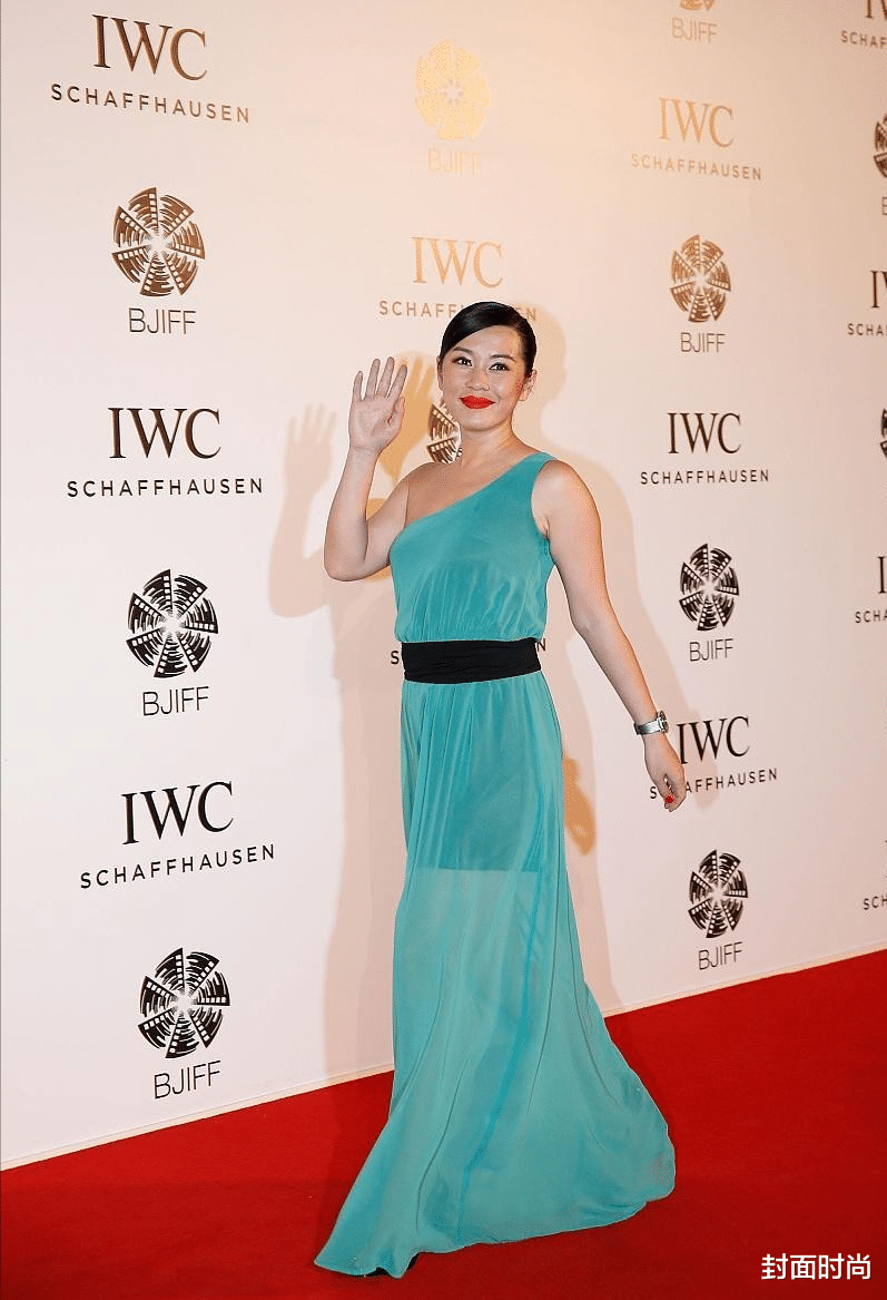 封面时尚 余男和黄渤旧照挺耐人寻味，穿淡黄长裙风情万种，把黄渤衬成路人