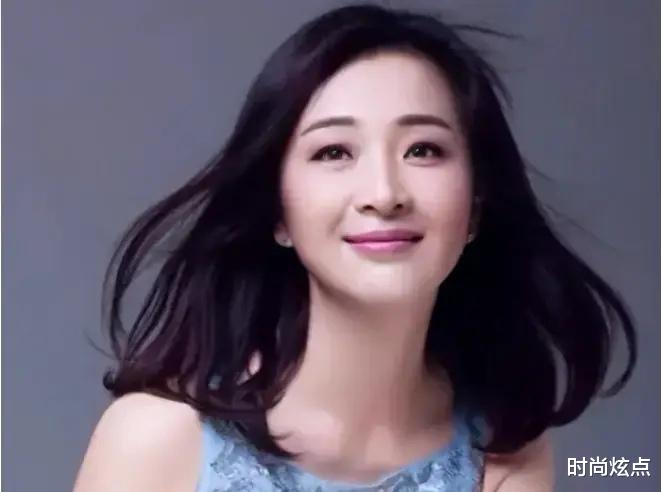 时尚炫点|张嘉译成名后,买了7000万的别墅,200万的豪车,而他的前妻杜珺过得却并不好