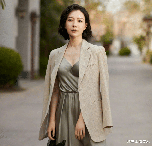 峨眉山周美人|看了陈数的穿搭才明白，优雅得体才最美，很适合四十岁女人