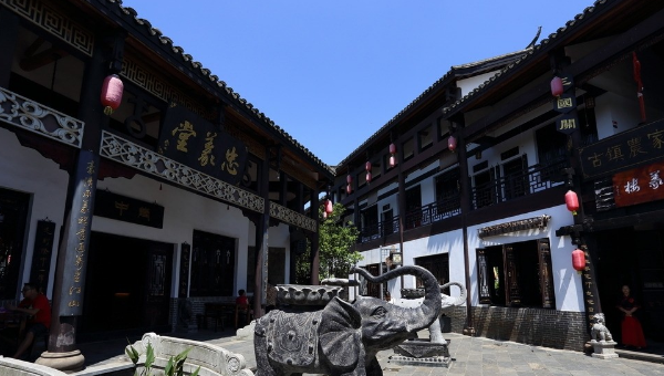 阳光语言矫正说|长沙的“赝品”古镇，占地2600亩地距离市区24公里，适合带娃游玩