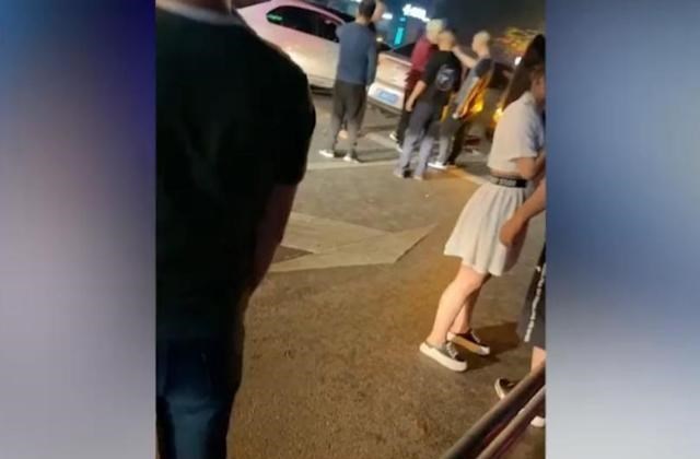 区彭丹 广西：女子疑似撞车想私了，上演美人计，称：私下干什么都可以