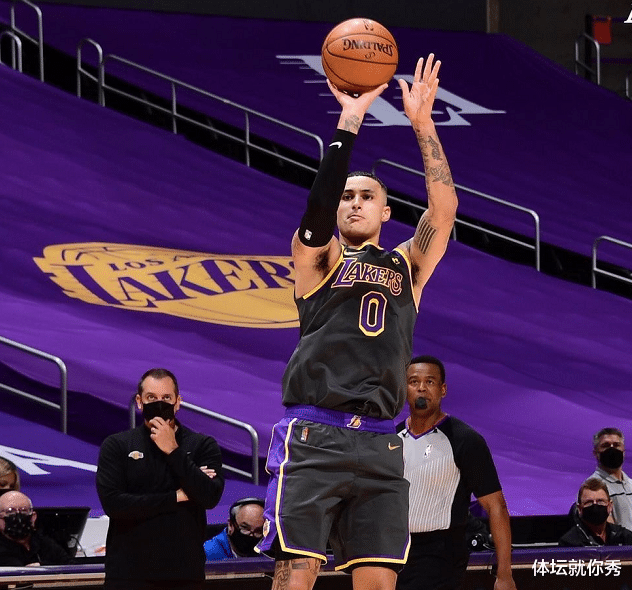 湖人隊|轟22-2！庫茲馬末節暴走，狂轟15分拯救詹姆斯，24+13+2成湖人老大