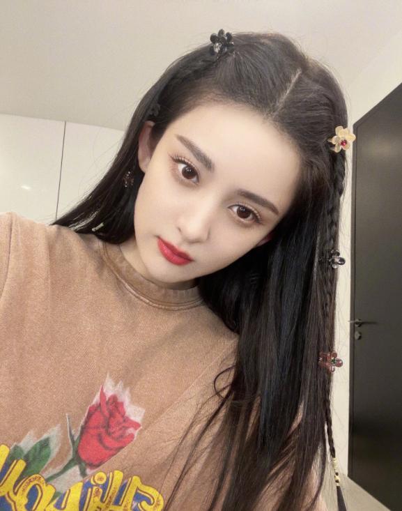 大时尚大观点 古装扮相超仙女神，五官异域浓颜虽惹人羡，脸却怎么越来越网红