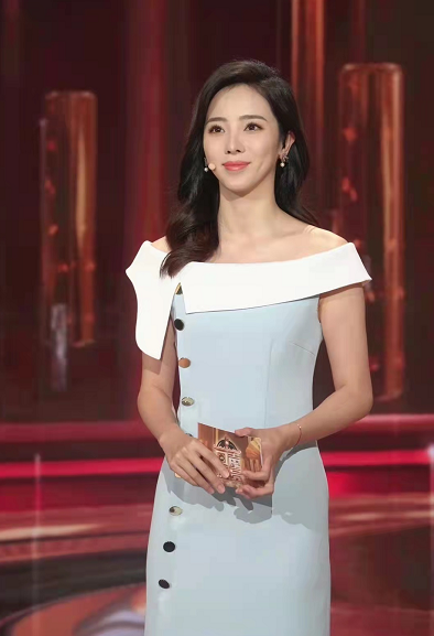 时尚风行派 央视一姐李思思不惧素颜!穿健美裤秀出超模腿,难怪能惊艳撒贝宁