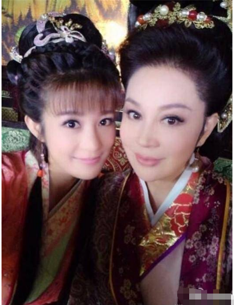 邬靖靖|她出道便被姑父捧为女主，姑父另结新欢后，她也沦为了十八线演员