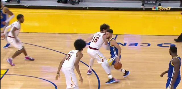 斯蒂芬·库里|库里比赛中被骑士球员踢中大腿表情十分痛苦半场12投9中豪取24分