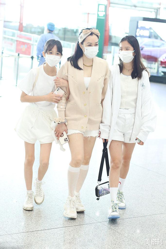 美搭刊|钟丽缇状态真好！穿丝袜戴蝴蝶结比女儿还少女，母女仨似姐妹一般