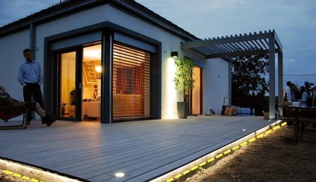 院子别再整水泥地面了,铺满甲板就有7种设计,能多个共享休闲区