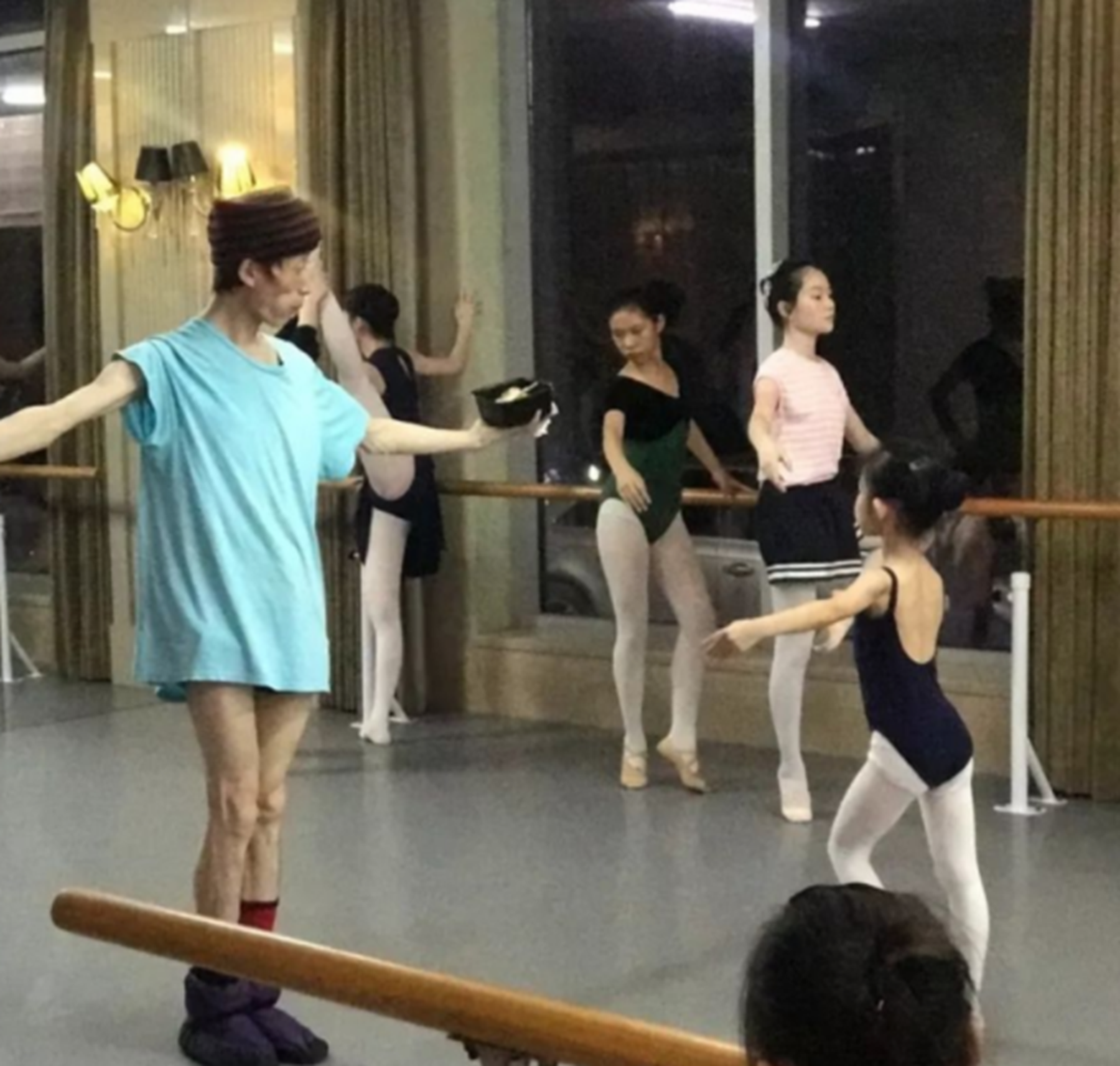 杨丽萍|男版“杨丽萍”：除了跳舞，生活不能自理，年入百万也无人愿嫁