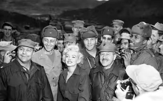 杨幂|1954年，梦露零下几十度穿吊带赴韩劳军演出，点燃10万美军激情