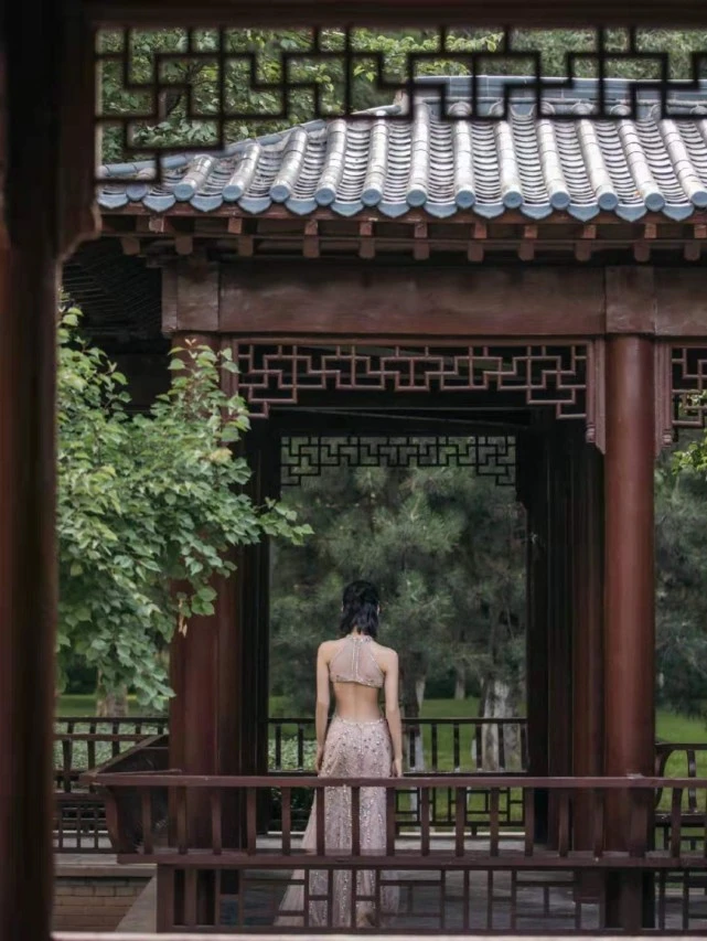 女孩|周冬雨新广告造型封神！穿挂脖裙狐狸眼电力十足，终于有女人味了